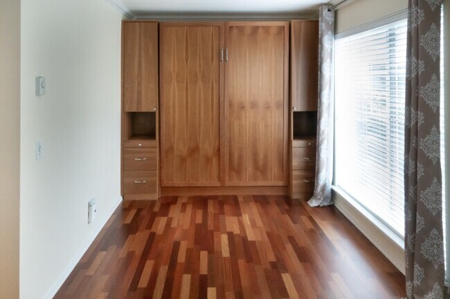 Foto del edificio - 323 Queen Anne Ave N
