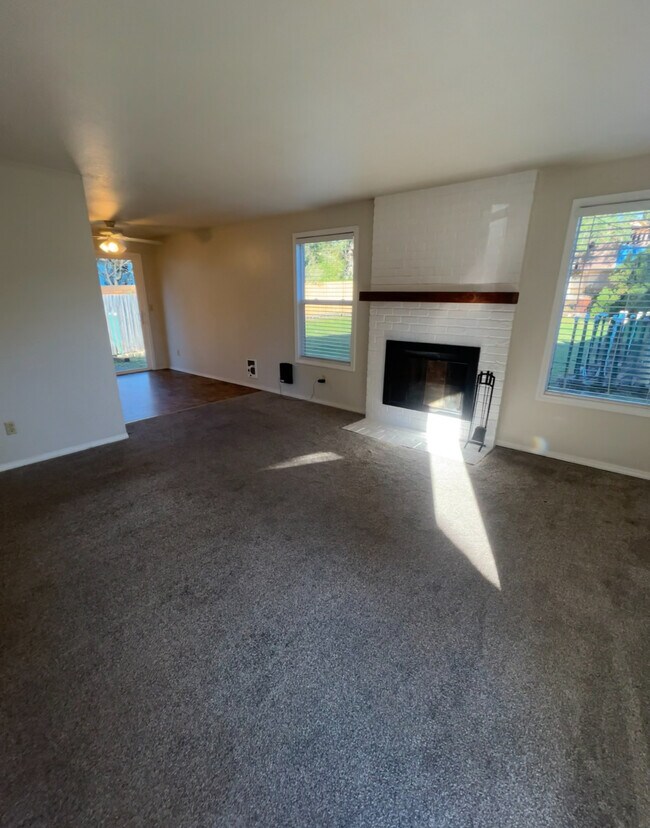 Building Photo - 18000 Weaver Ct