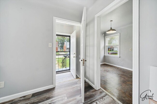 Building Photo - $1,250/month - 3 Bed 1 Bath - Section 8 Ac...