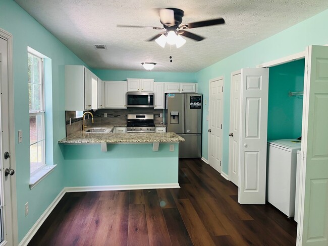 Building Photo - Wow! 3 bedroom 2 bathroom in Senoia. Must ...