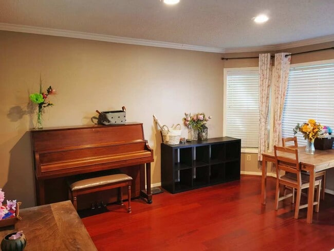 Living room - 3206 Sturbridge Ln