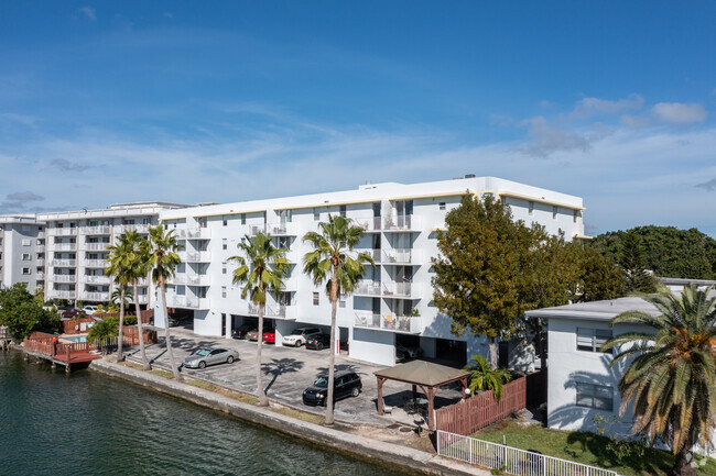 Building Photo - Coral Bay Club