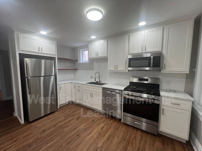 Building Photo - 1018 Commodore Dr