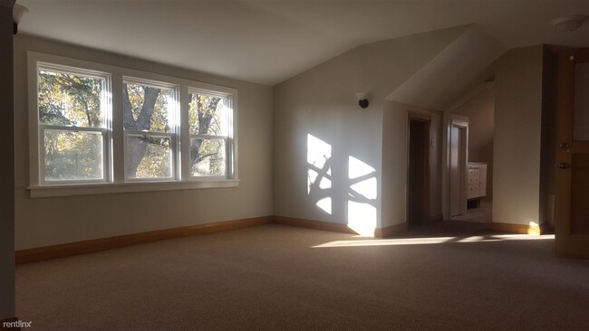 Building Photo - 2 br, 1 bath Triplex - 1717 1/2 Hammond Ave