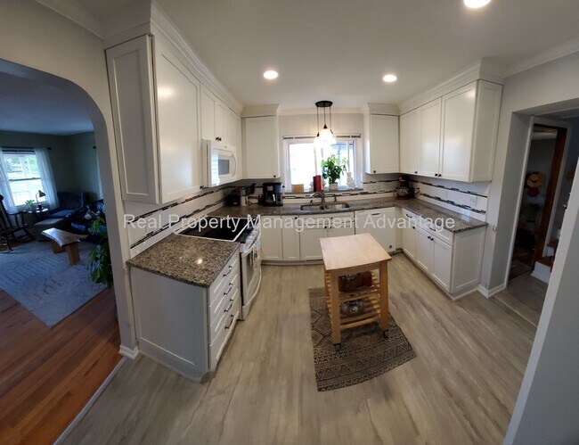 Foto del edificio - 3 Bed/1 Bath with Large Light-Filled Kitchen!