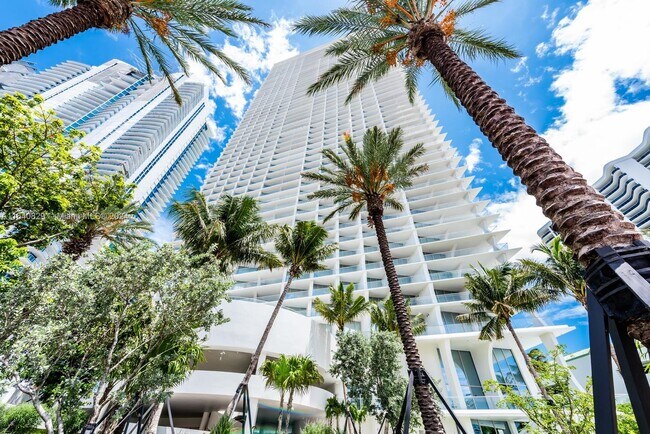 Building Photo - 16901 Collins Ave