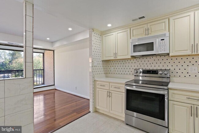 Foto del edificio - 6317 Park Heights Ave