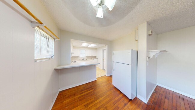 Foto del edificio - 2 Bed/ 1 Bath/ Detached Garage - Available...