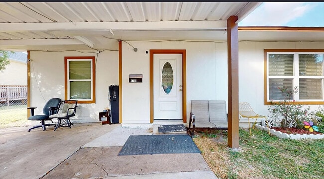 Building Photo - 5767 Belcrest St