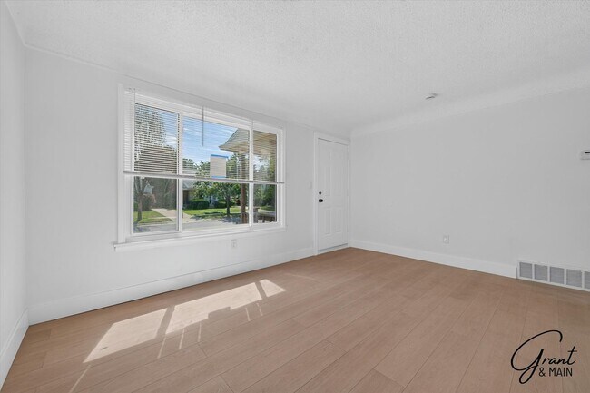 Foto del edificio - 3 Bedroom - 1 Bath - Warrendale - $1450