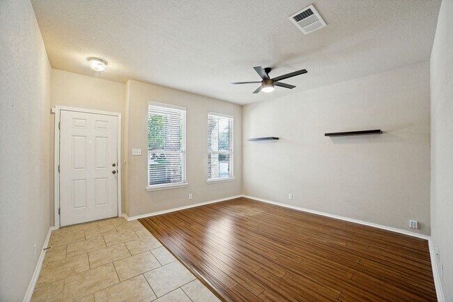 Foto del edificio - 9015 Dusty Run Ln