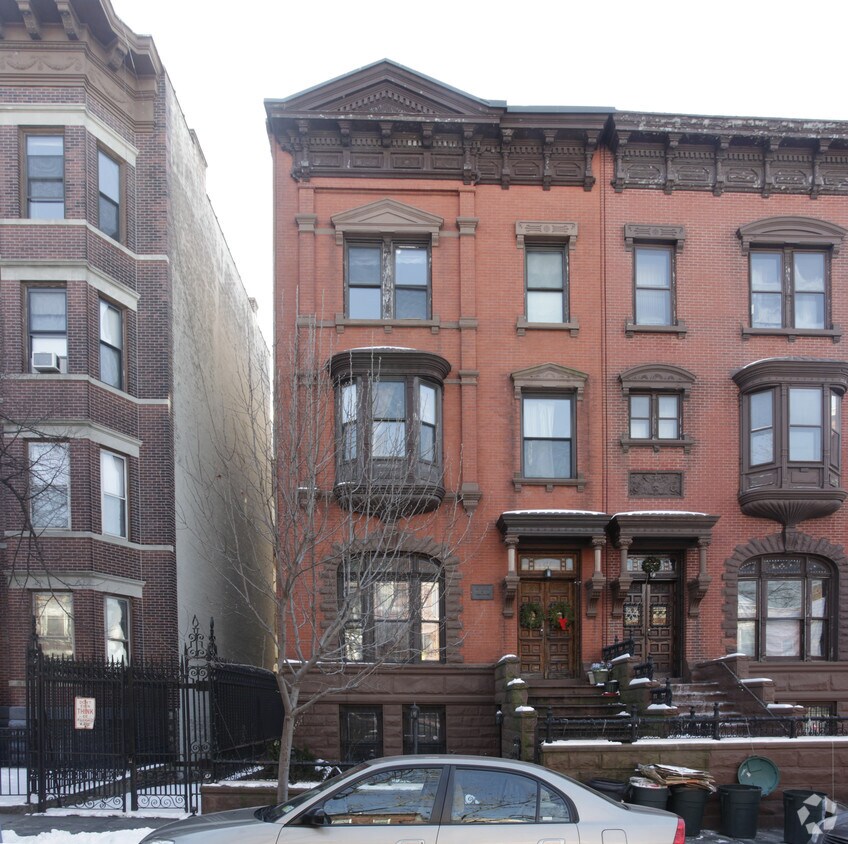 Building Photo - 124 Milton St