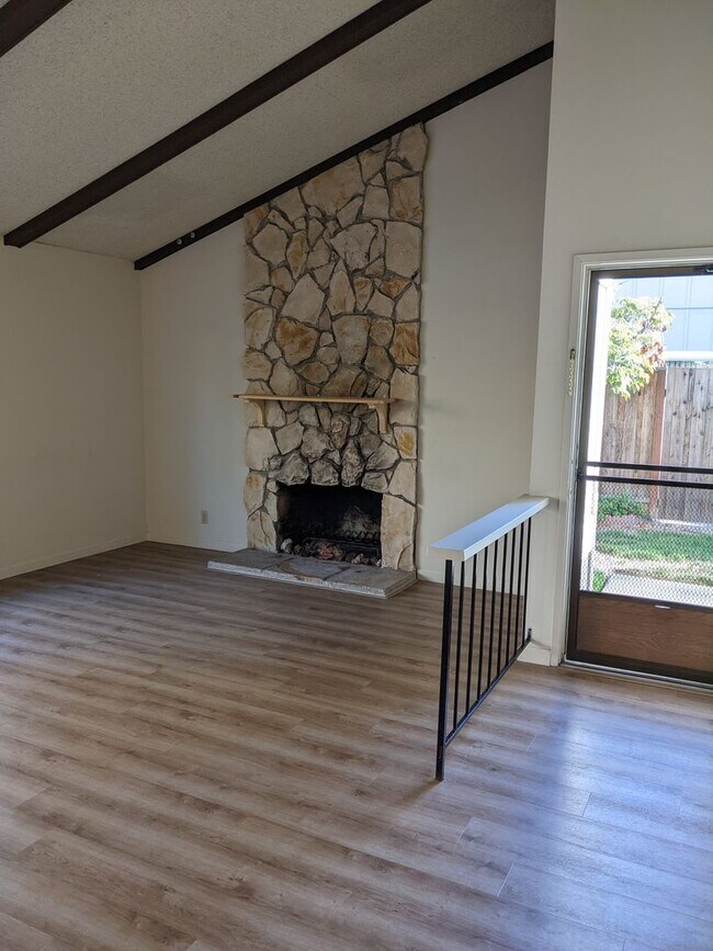 Foto del edificio - Cute Townhome in Campbell! One Car Garage ...