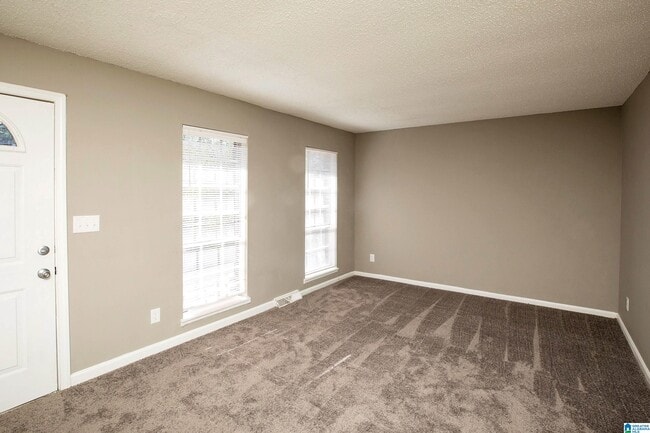 Building Photo - 5140 Hickory Dr NE