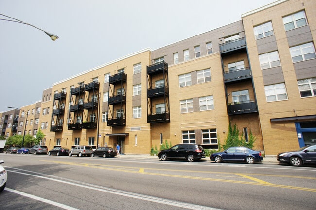 Building Photo - 2915 N Clybourn Ave