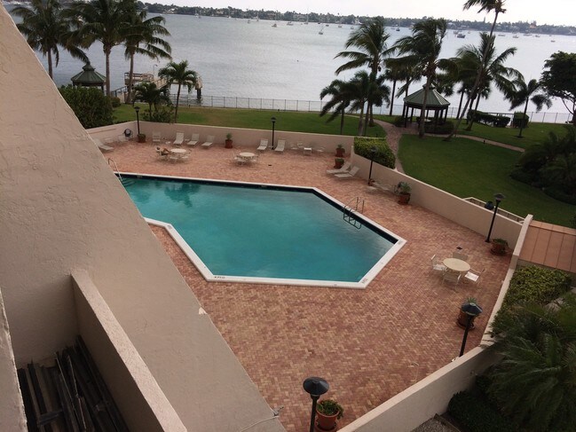 Building Photo - 5200 N Flagler Dr