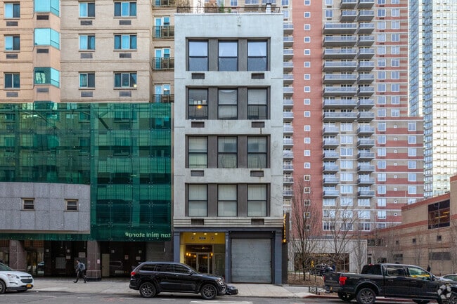 Building Photo - 552 W 43rd St