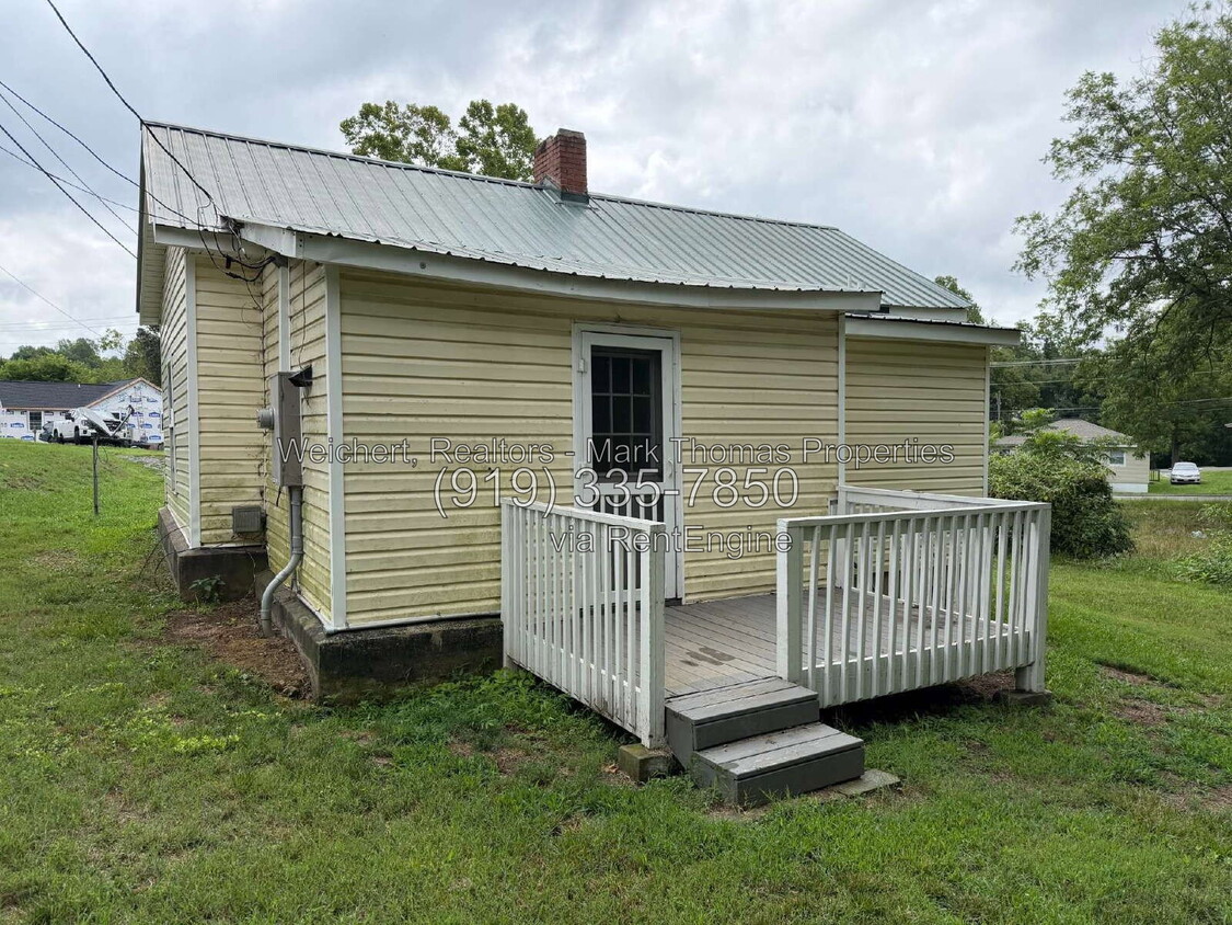 Building Photo - 320 E Morehead St