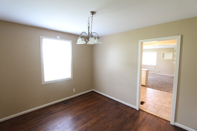 Building Photo - 3 Bedroom 1 Bath PLUS Large Den - New On T...