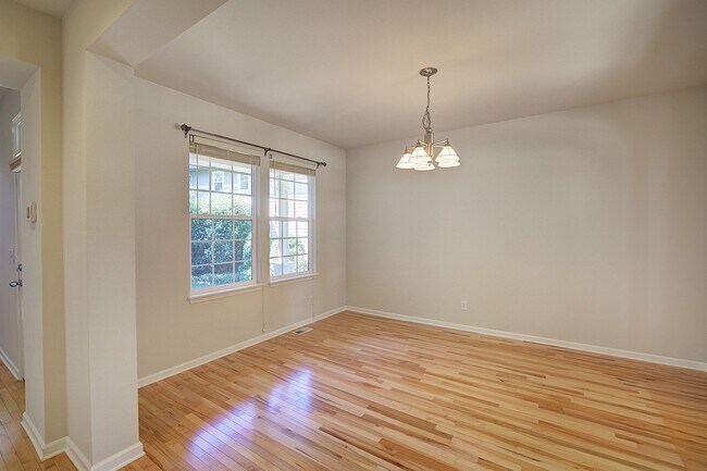 Building Photo - 3Bd/2.5Ba Redmond Home