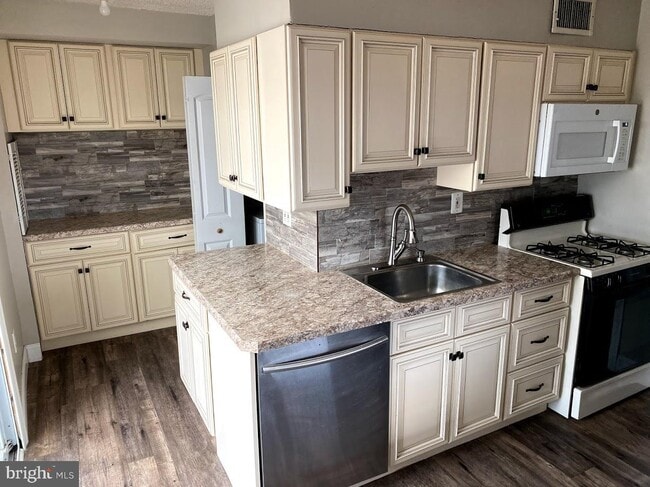 Building Photo - 209 Trenton Rd