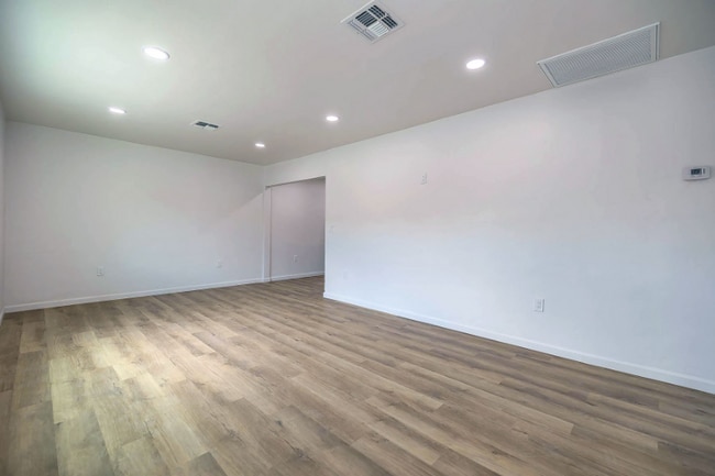 Building Photo - 948 E Waverly St