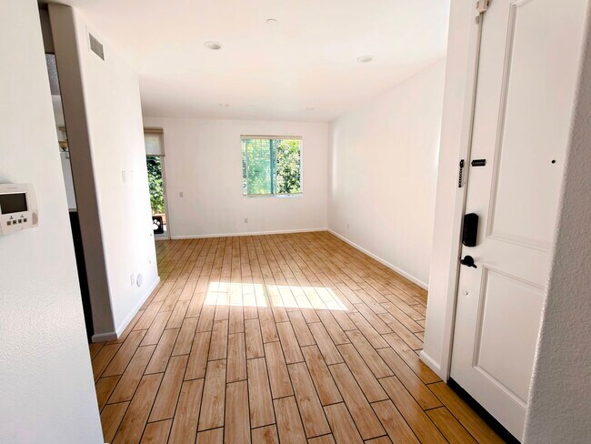 Sala de estar amplia y bien iluminada - 7600 N Courage Way