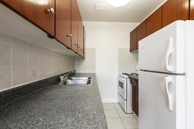 Building Photo - 365 Eglinton Ave E