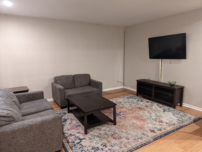 Foto del edificio - 8822 Forestview Rd