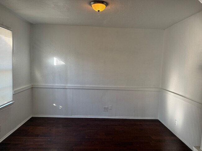 Foto del edificio - Charming 2-Bedroom, 1-Bath Home with Hardwood Floors & Cozy Enclosed Porch