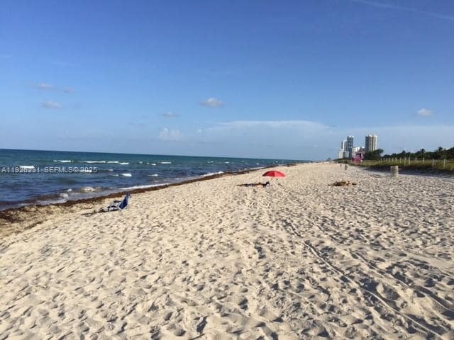 Foto del edificio - 8340 Crespi Blvd