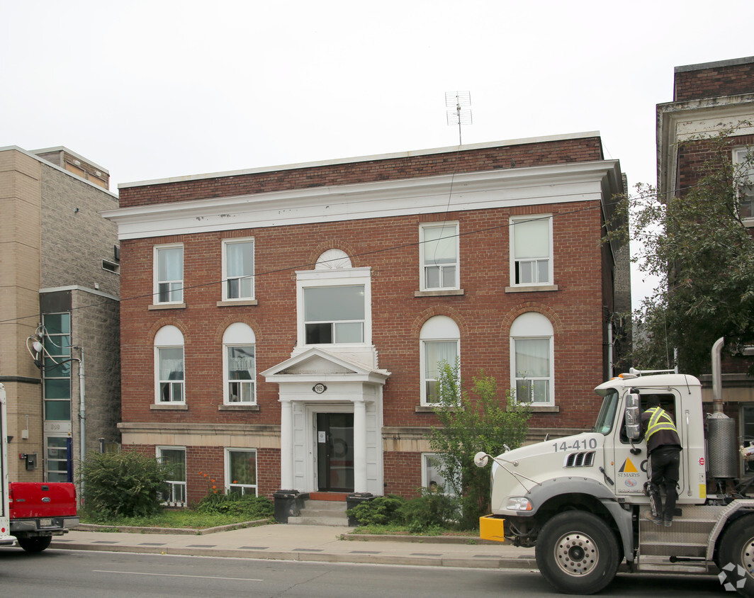 Building Photo - 915 St Clair Ave W