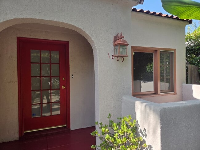 Puerta principal y balcón - 1009 Havenhurst Dr