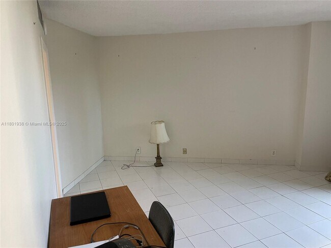 Foto del edificio - 1121 Crandon Blvd