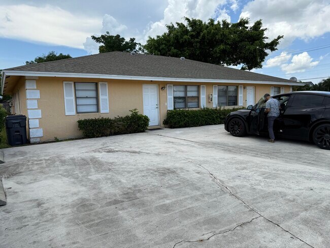 Foto del edificio - 1372 Birkdale Dr