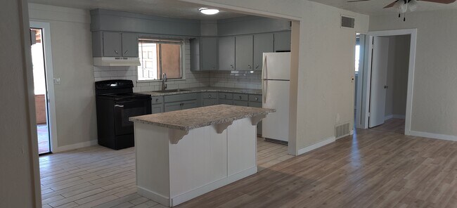 Building Photo - 1120 N Justice Dr