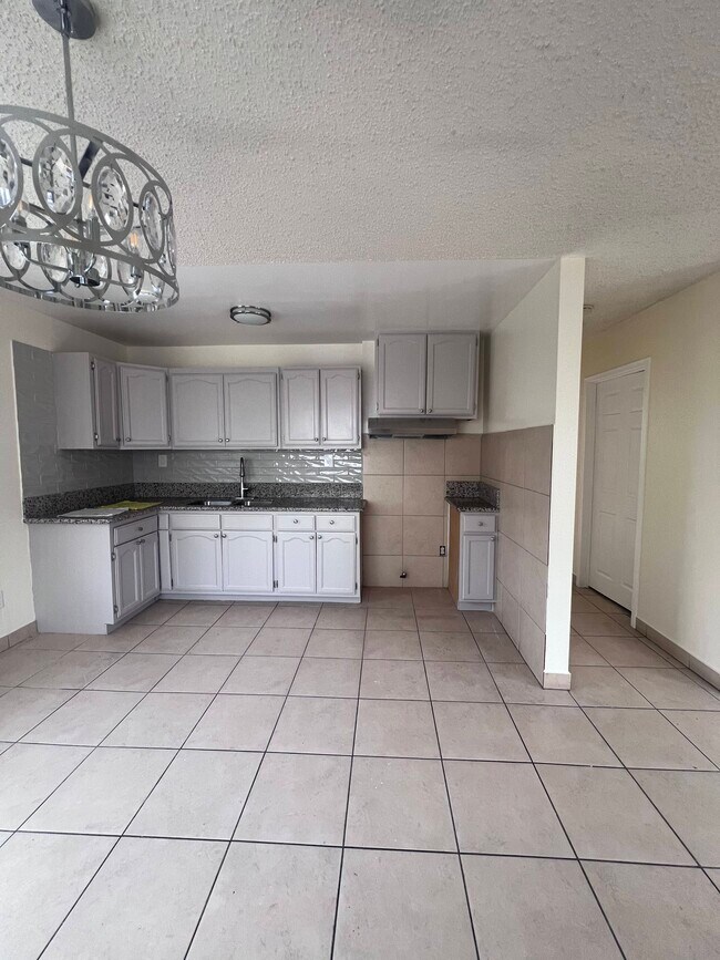 Foto del edificio - 1579 W 37th St