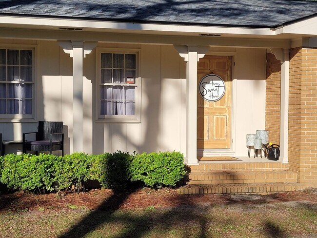 Building Photo - Charming Brick Ranch Oasis in Valdosta, GA...