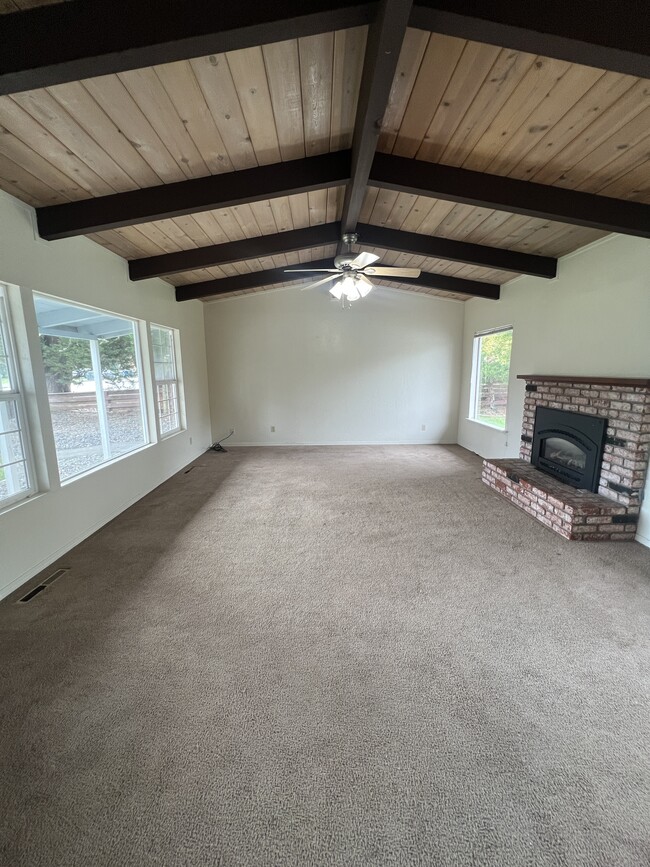 Building Photo - 5926 Walnut Dr