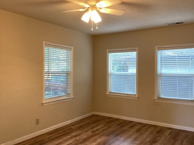 Foto del edificio - 2-Bed, 2-Bath Cottage PENDING