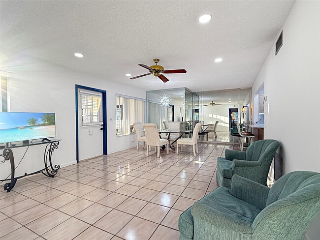 Foto del edificio - 301 Knotty Pine Cir