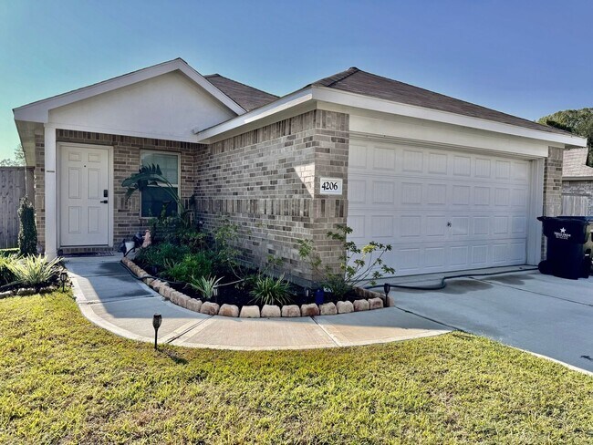 Building Photo - 4 Bedroom Single Family Home in Baytown