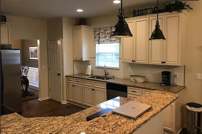 Foto del edificio - Stunning 5-bedroom, 3-bathroom corner lot ...