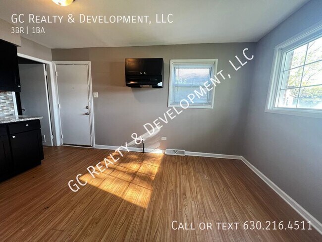 Building Photo - ***DETACHED HOME / 3 BDRM - 1 BTH / WASHER...