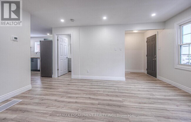 Building Photo - 30 Young St W