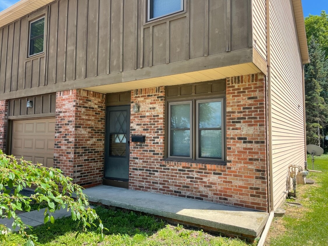 Primary Photo - 674 Dussel Dr