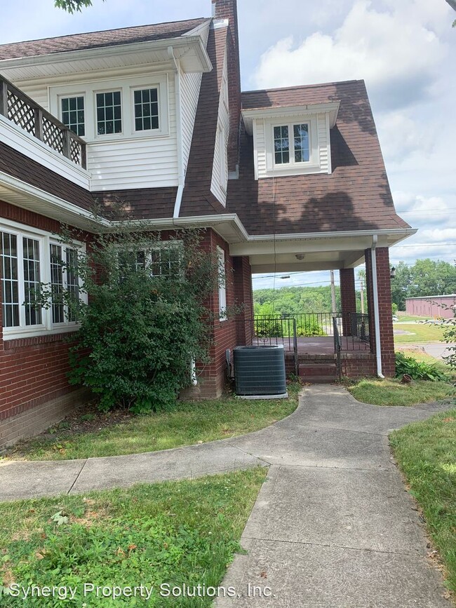 Building Photo - 4 br, 1.5 bath House - Park Ave West 825 R...