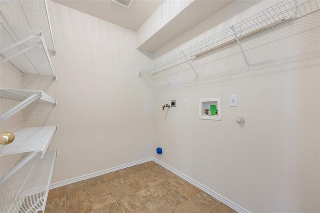 Foto del edificio - 15233 Rosehip Ln