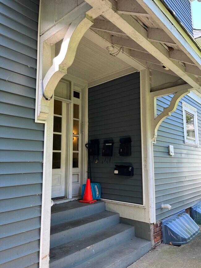 Esta es la entrada principal para todas las unidades. - 1521 South Center Street