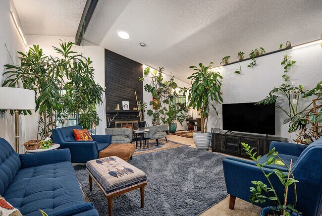 Foto del edificio - 4 bed/3 bath very spacious, fully furnishe...